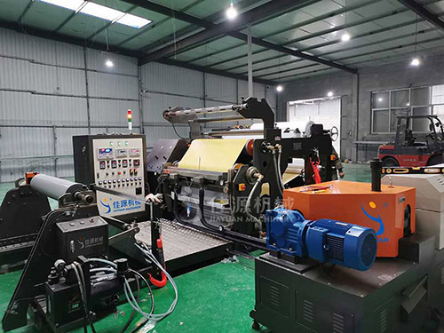 chargement de la machine à revêtement de matériau de rouleau imperméable butyle pour le client du canada